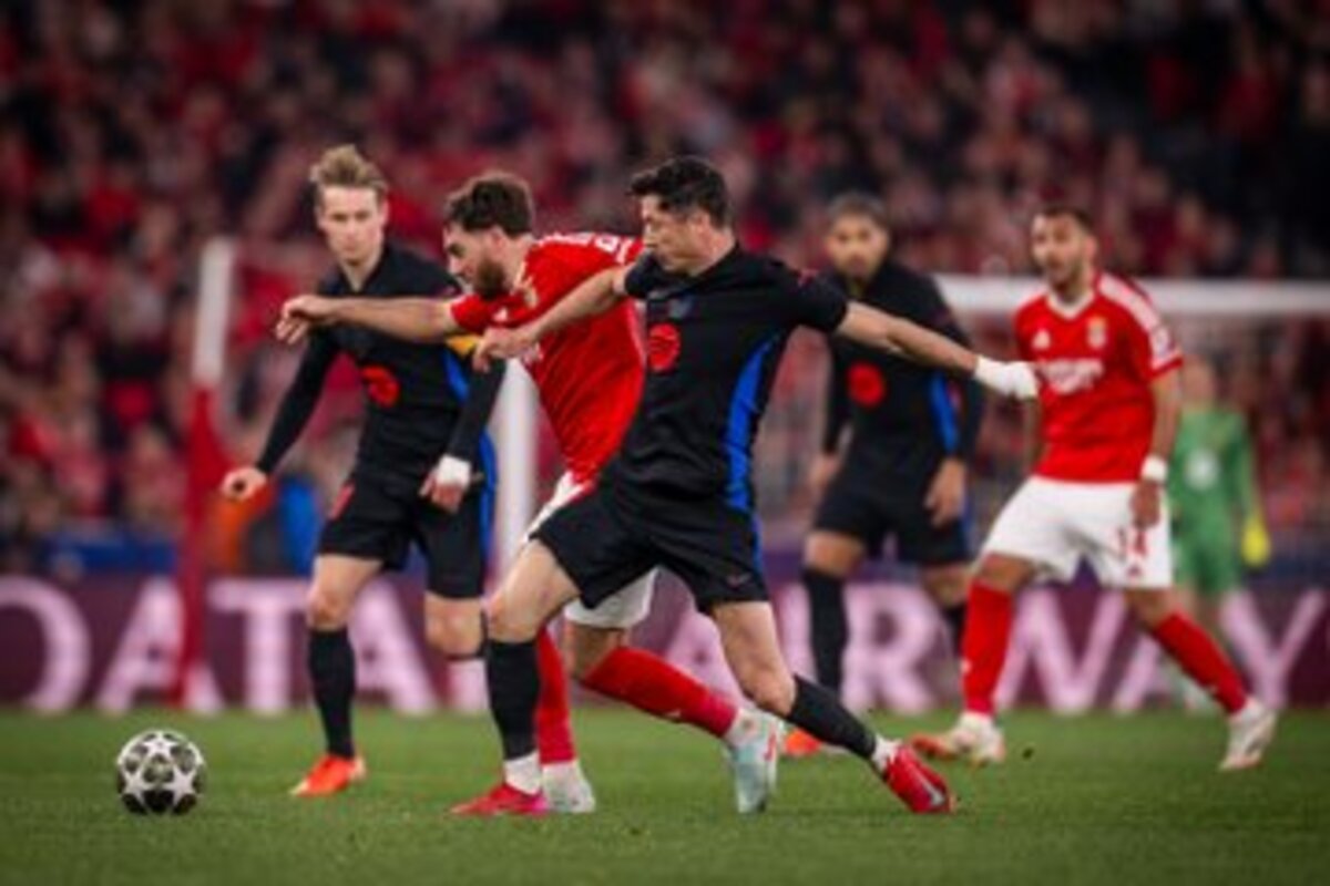 Lewandowski disputando un balón con FC Barcelona