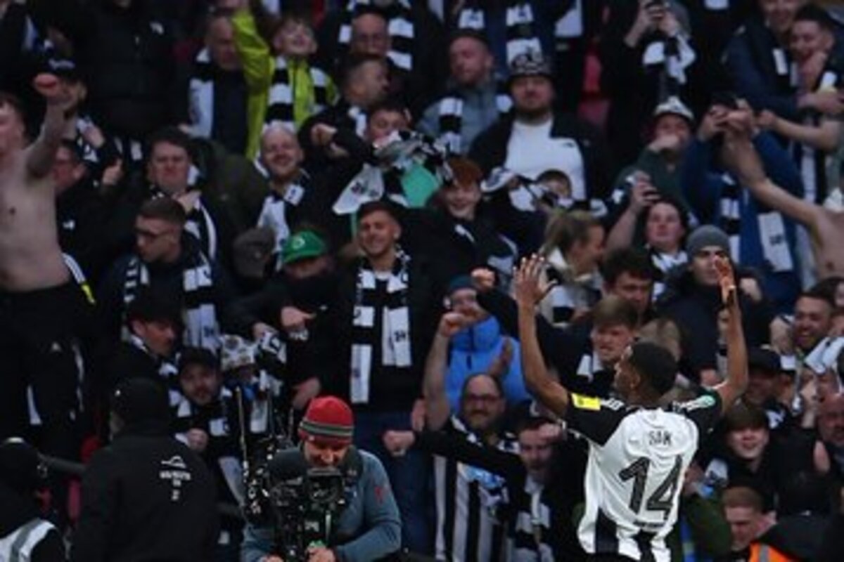 Isak celebrando con Newcastle