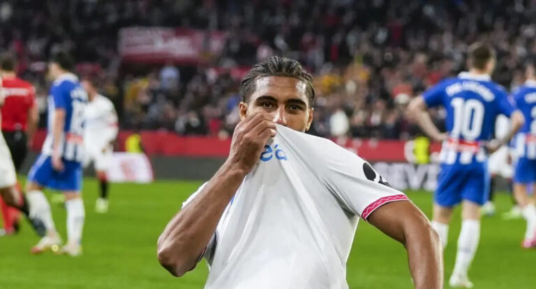 El joven zaguero Loïc Badé puede salir rumbo a la Premier