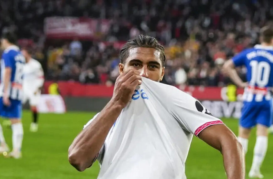 El joven zaguero Loïc Badé puede salir rumbo a la Premier