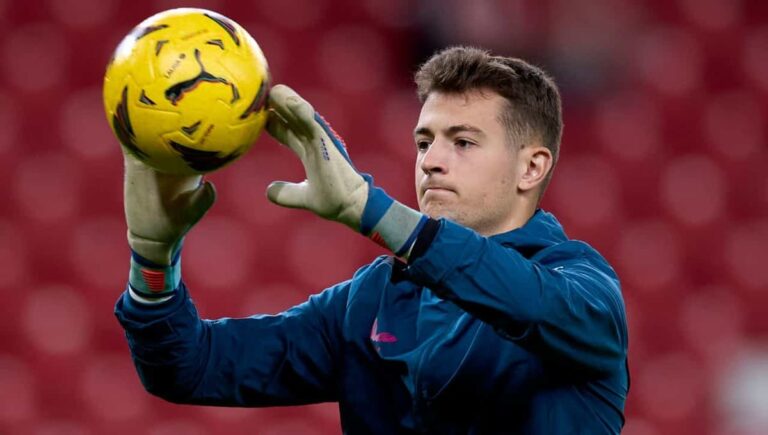 Julen Agirrezabala podría jugar en el Valencia