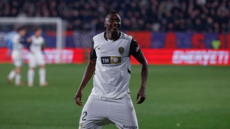 El delantero del Valencia CF Umar Sadiq