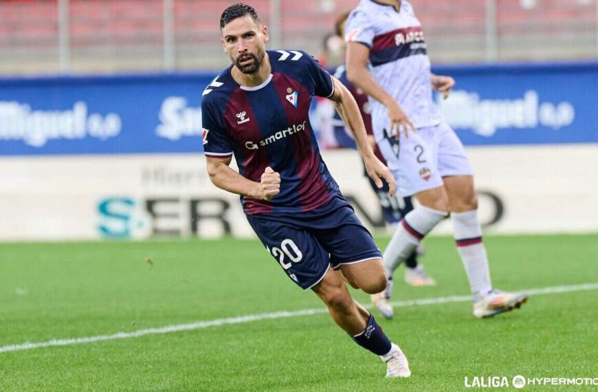 Antonio Puertas con la camiseta de la SD Eibar