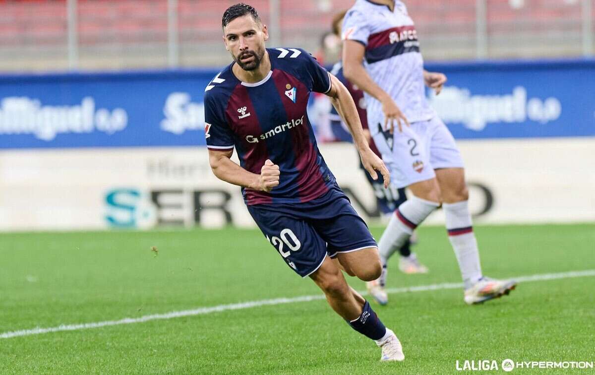 Antonio Puertas con la camiseta de la SD Eibar