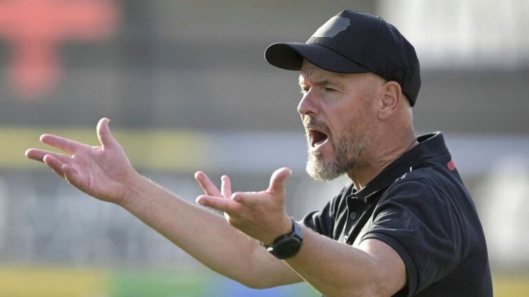 Erik Ten Hag dirigiendo al Bayer Leverkusen