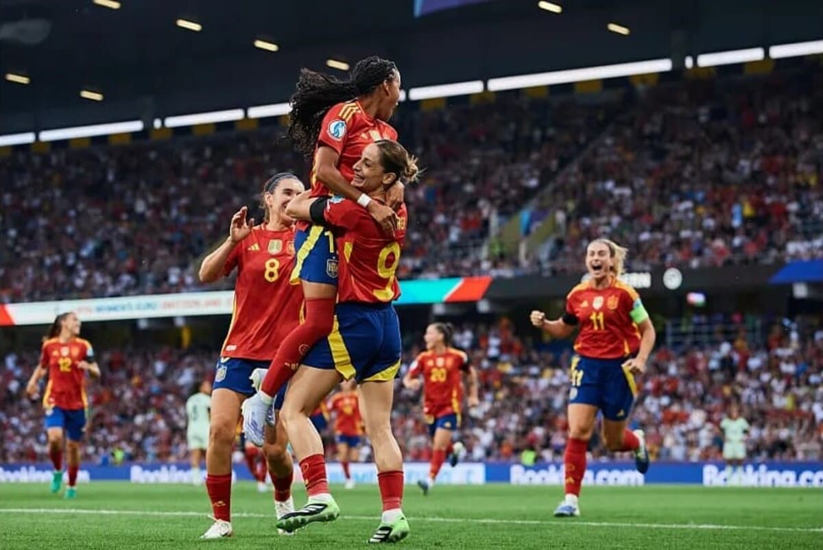 España golea 5-0 a Portugal