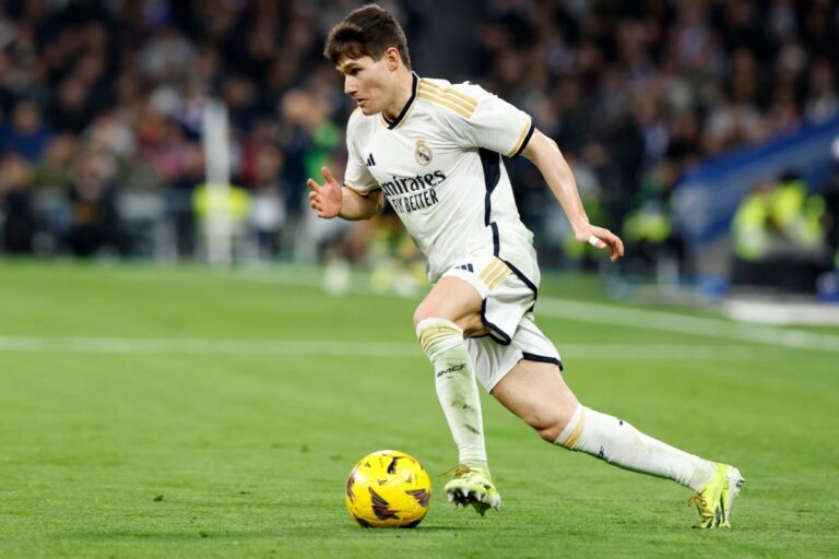 Fran García demostrando un gran nivel con Xabi Alonso.