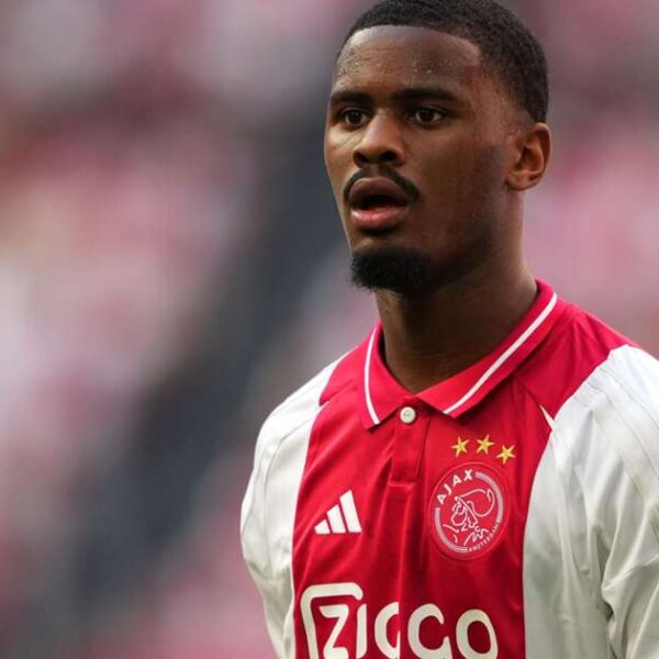 Jorrel Hato y el Chelsea, a punto