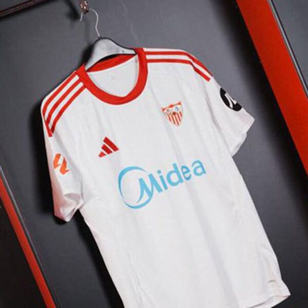 El Sevilla FC presenta su nueva camiseta 25/26