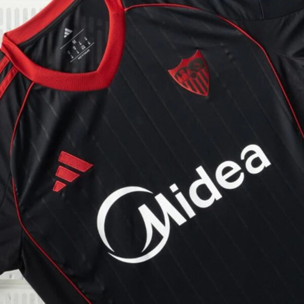 El Sevilla FC presenta la tercera y última equipación 25/26