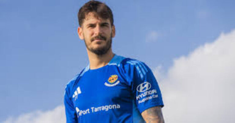 Joan Oriol con la camiseta grana