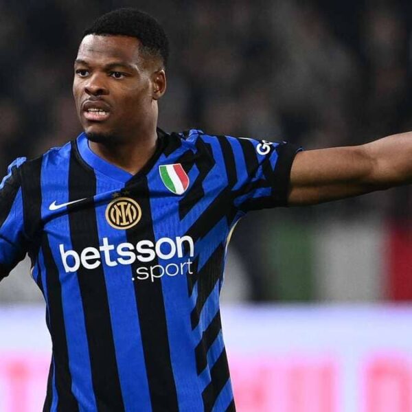 Denzel Dumfries, posible opción para el lateral derecho del Barcelona