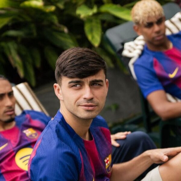 El FC Barcelona presenta su equipación local para la temporada 2025/26