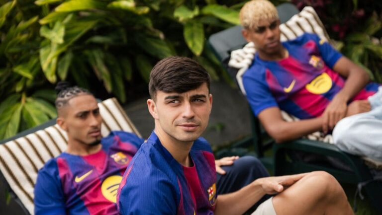 El FC Barcelona presenta su equipación local para la temporada 2025/26