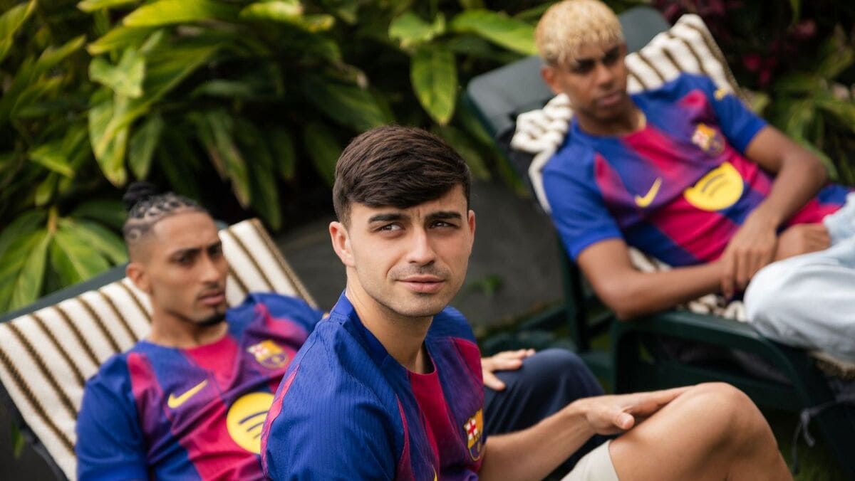 El FC Barcelona presenta su equipación local para la temporada 2025/26