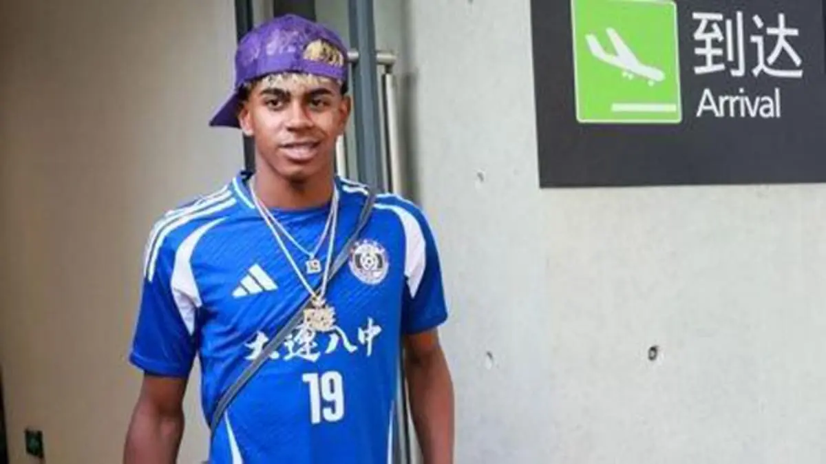 Lamine Yamal de gira por China