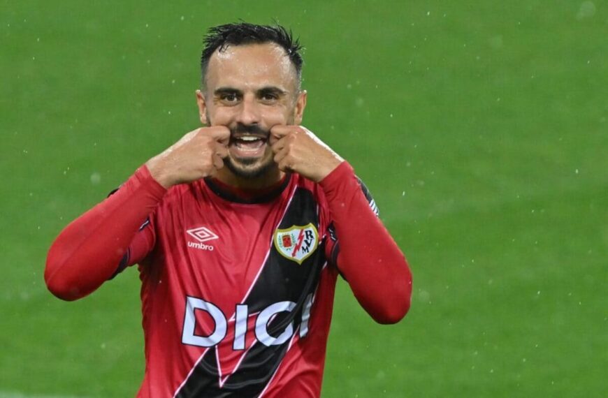 Álvaro García, futbolista del Rayo, celebrando su Gol en Conference League