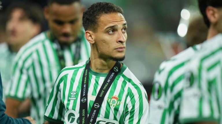 Real Betis y Manchester United retoman las negociaciones por Antony