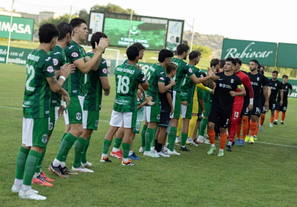 El conjunto verdiblanco recibiendo al Cazalegas durante el Trofeo JCCM | Fuente: CD Toledo