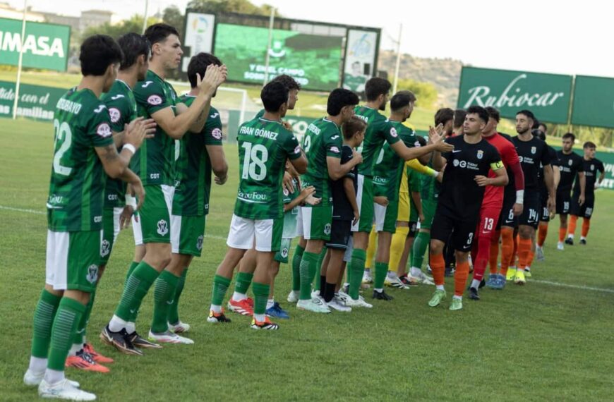 El conjunto verdiblanco recibiendo al Cazalegas durante el Trofeo JCCM | Fuente: CD Toledo