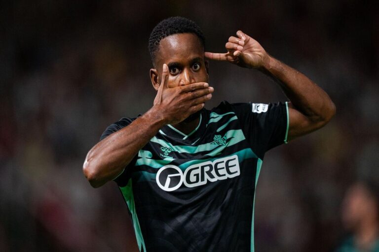 Bakambu entrenando con el Betis