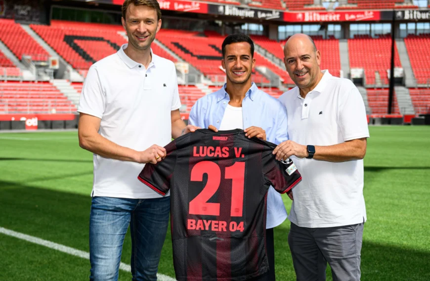 Lucas Vázquez, siendo presentado con el Bayer Leverkusen