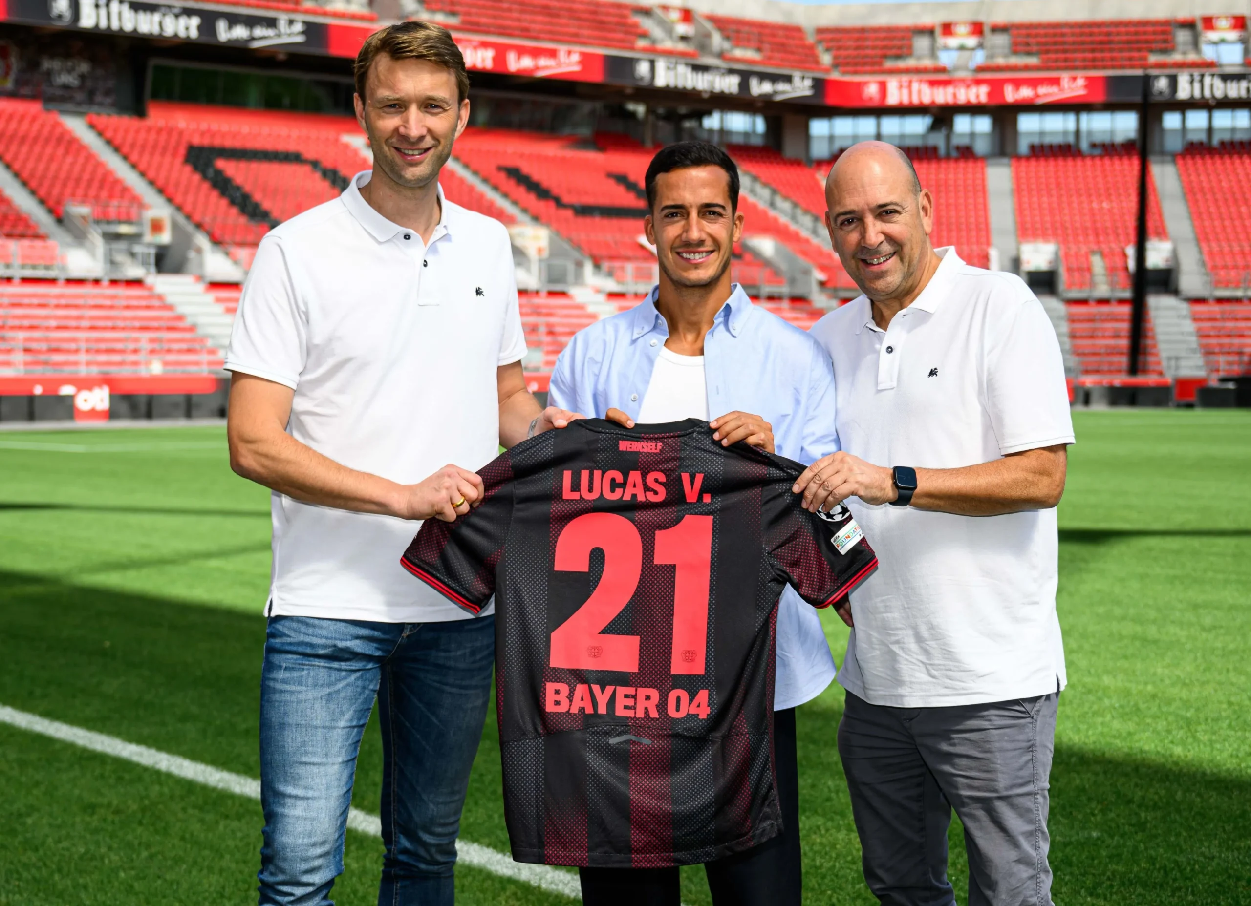 Lucas Vázquez, siendo presentado con el Bayer Leverkusen