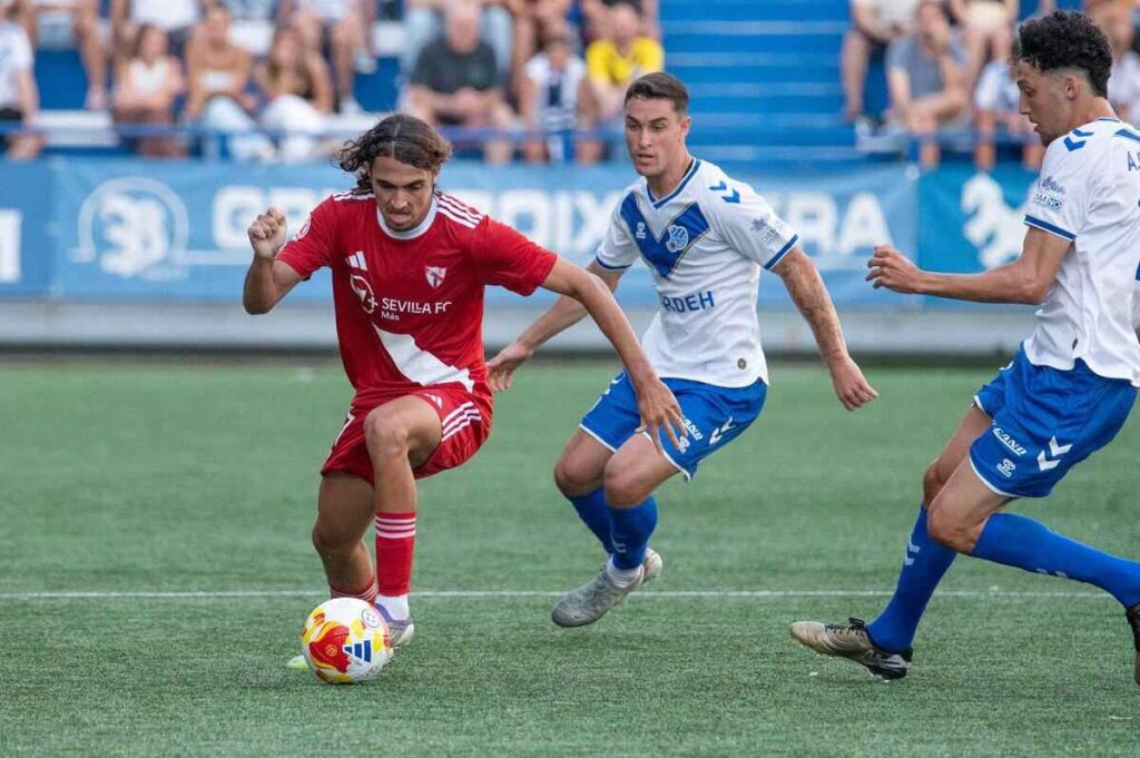 Jugadores del CE Europa y Sevilla Atlético