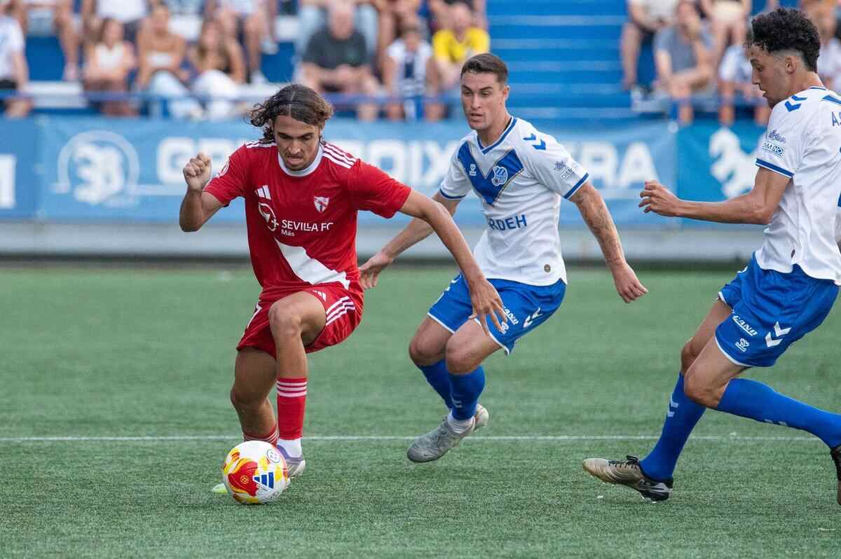 Jugadores del CE Europa y Sevilla Atlético