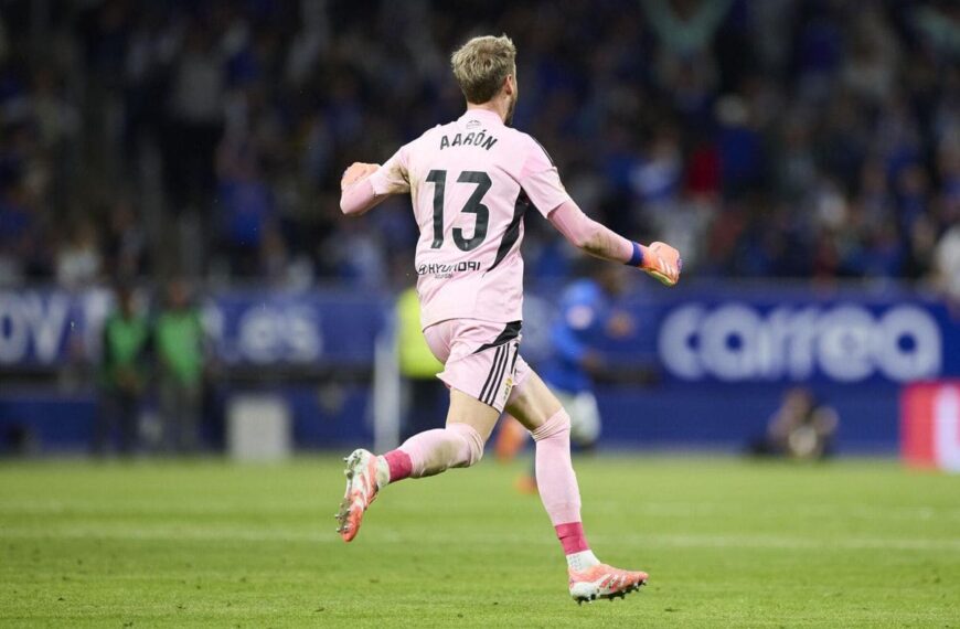Aarón en un partido con el Real Oviedo