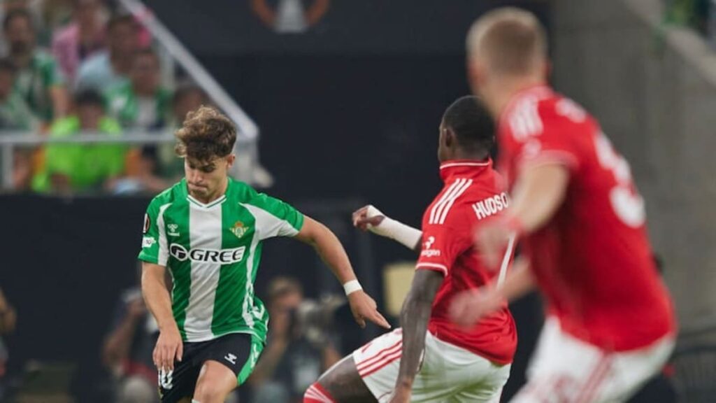 Un jugador del Betis, junto a dos jugadores del Forest