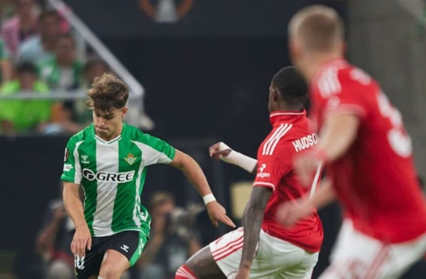 Un jugador del Betis, junto a dos jugadores del Forest