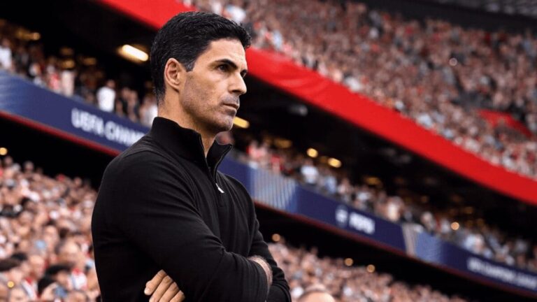 Arteta mirando el partido de su equipo