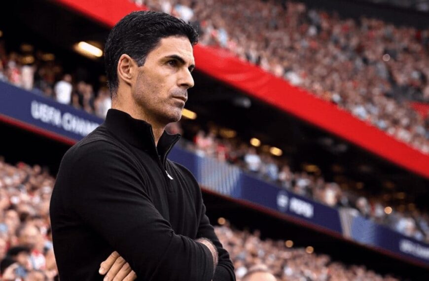 Arteta mirando el partido de su equipo