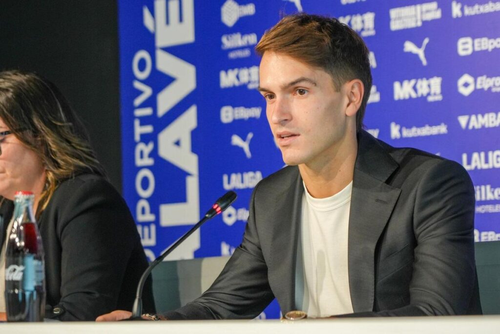Denis Suárez presentado con el Deportivo Alavés