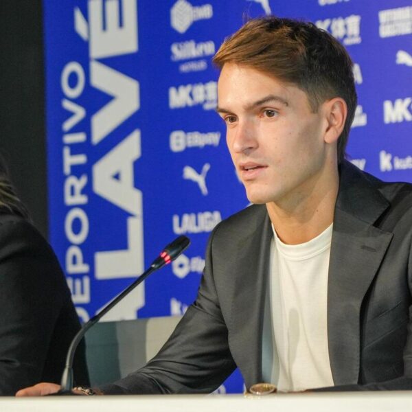Denis Suárez es presentado como jugador del Deportivo Alavés