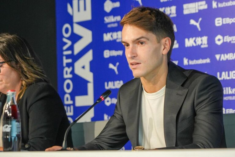 Denis Suárez presentado con el Deportivo Alavés