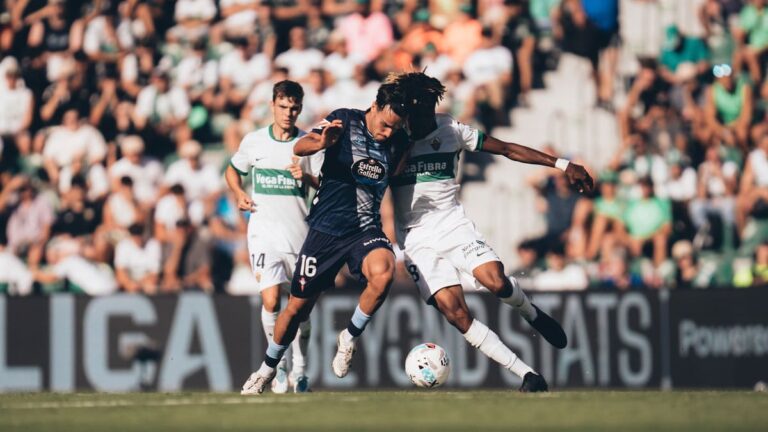 Miguel Román pugnando por el balón en el Elche - Celta