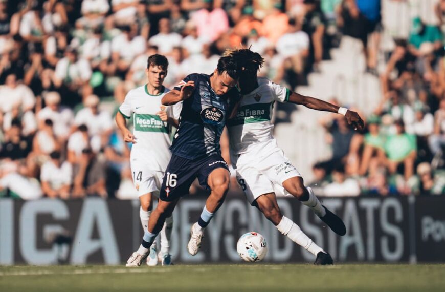 Miguel Román pugnando por el balón en el Elche - Celta