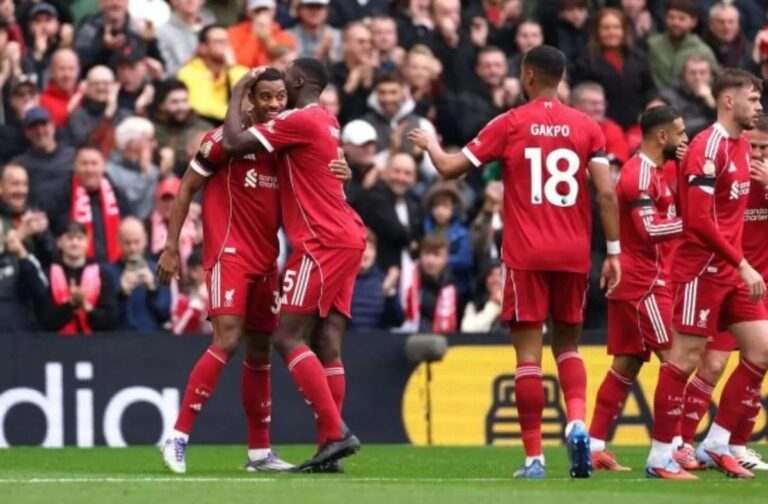 El Liverpool venció al Everton por 2-1 en el derbi de Merseyside, con una primera mitad casi perfecta de Gravenberch y Ekitike.