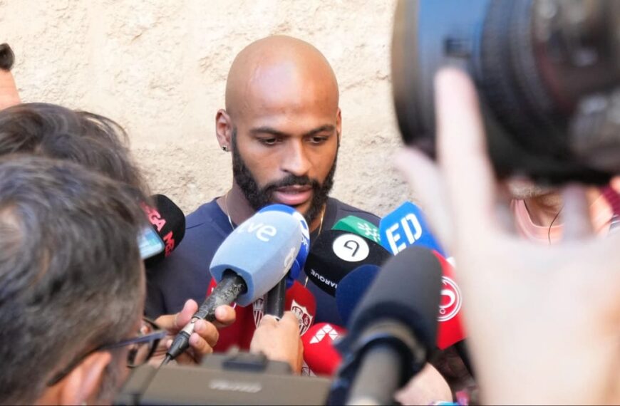 Marcão atiende a los medios en la ofrenda floral del Sevilla a la Virgen de los Reyes