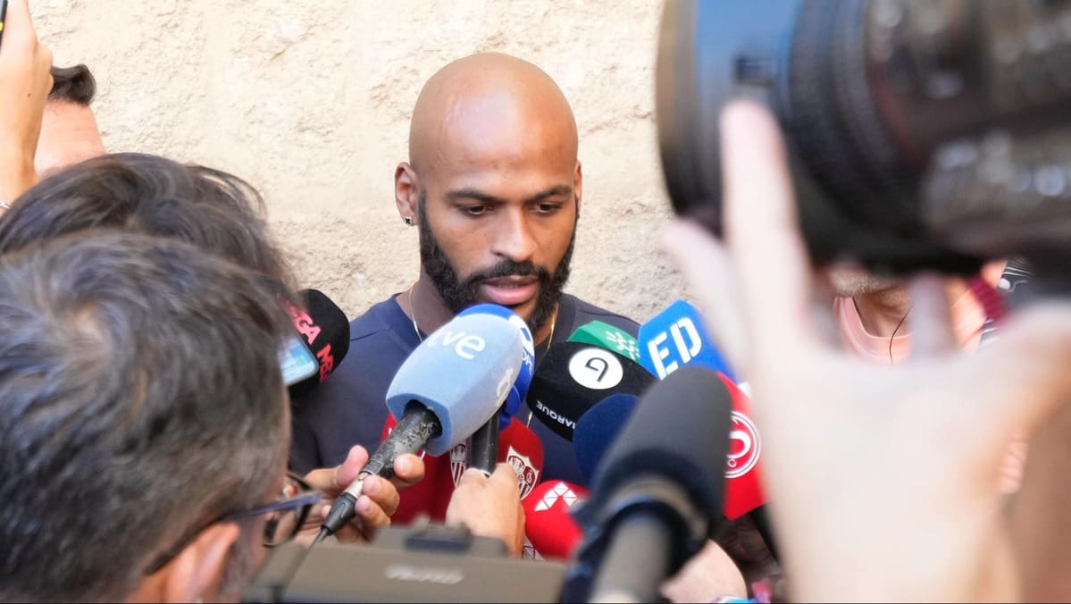 Marcão atiende a los medios en la ofrenda floral del Sevilla a la Virgen de los Reyes