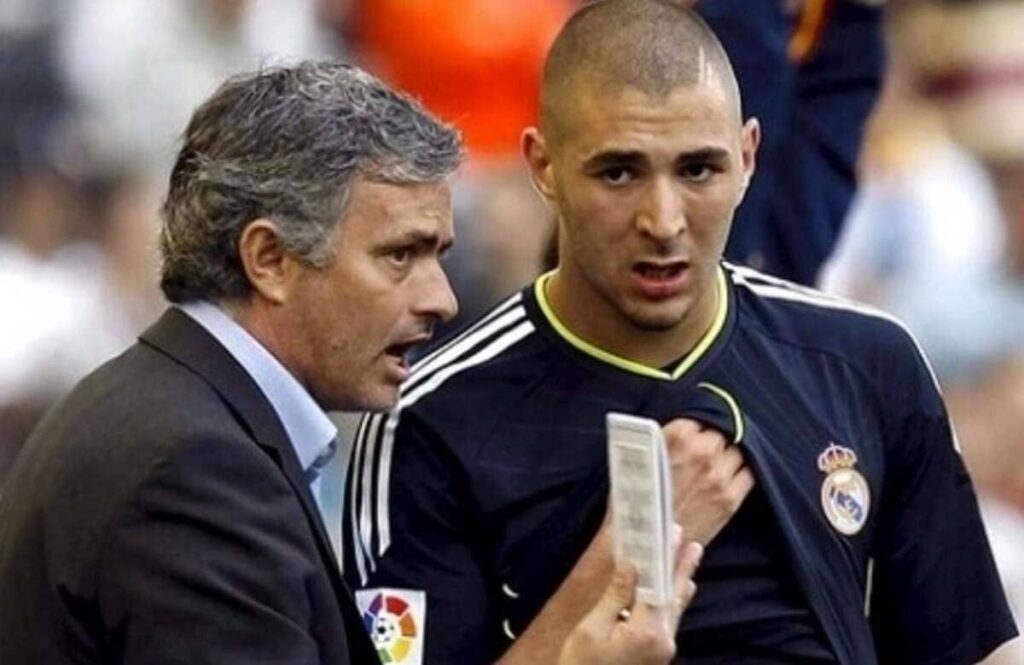 Mourinho y Benzema, conversando en un partido