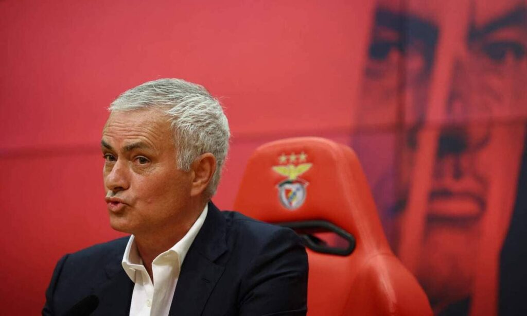Mourinho en la presentación como nuevo entrenador del Benfica