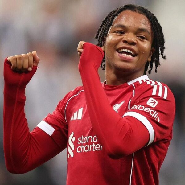 Ngumoha renueva con el Liverpool hasta 2028