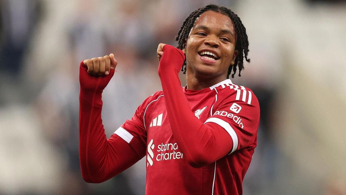 Ngumoha con la camiseta del Liverpool