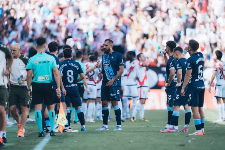 El Celta de Vigo durante la pausa para la hidratación en Vallecas