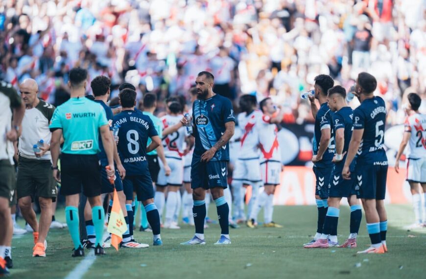 El Celta de Vigo durante la pausa para la hidratación en Vallecas