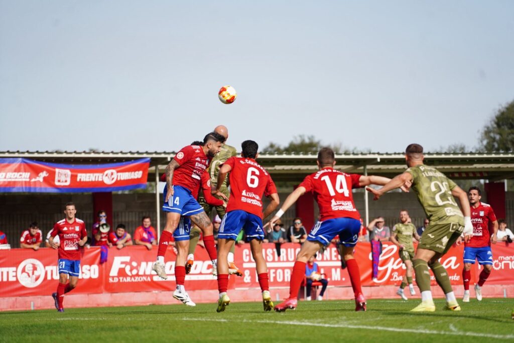 Jugadores de Real Murcia y Tarazona disputan un balón.