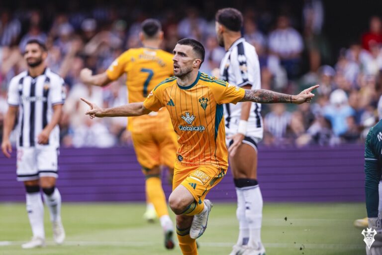 Agus medina celebrando con el Albacete